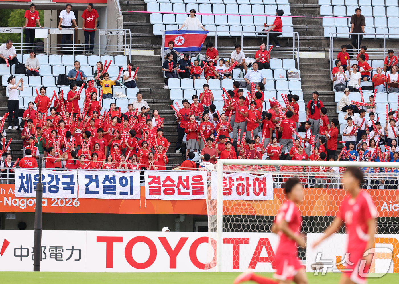 (오사카=뉴스1) 안은나 기자 = 14일 오후 일본 오사카 나가이스타디움에서 열린 2026 아이치·나고야 아시안게임 여자축구 예선 F조 1차전 북한과 방글라데시의 경기, 조선학교 …