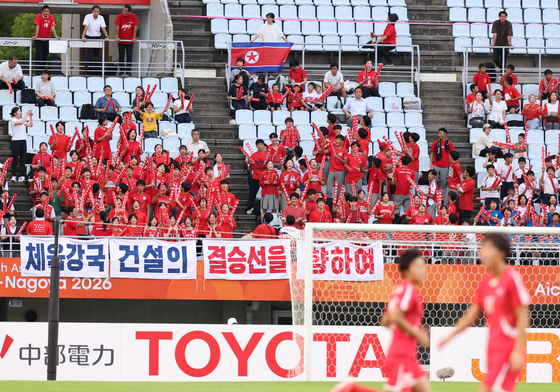 북한 여자축구 응원 나선 조선학교 학생들