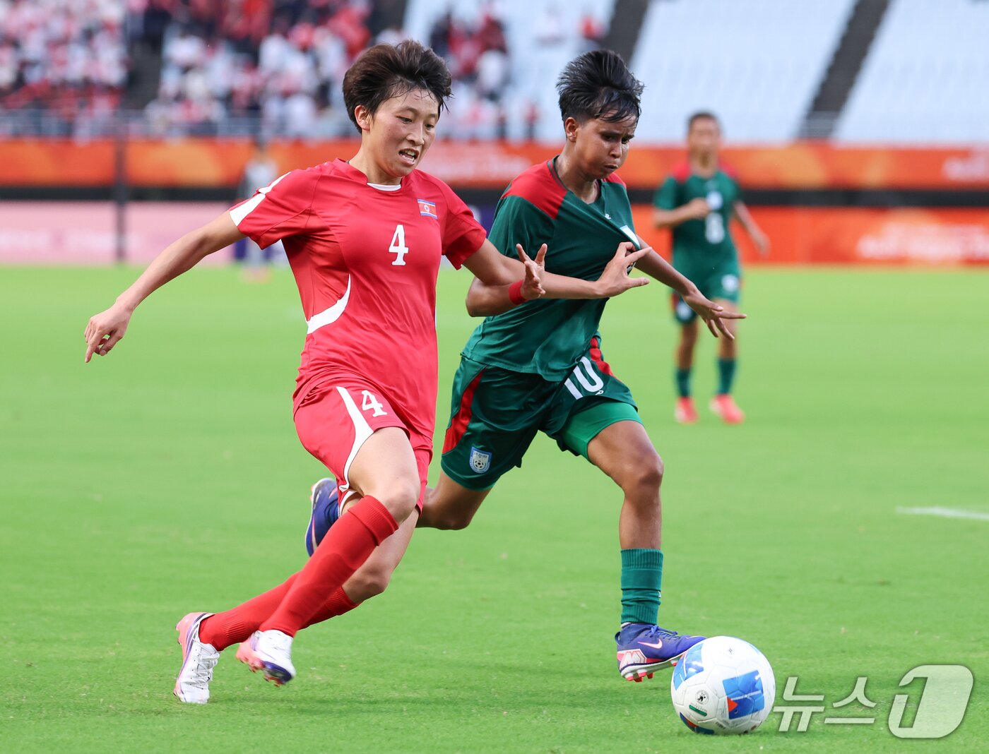 본문 이미지 - 14일 오후 일본 오사카 나가이스타디움에서 열린 2026 아이치·나고야 아시안게임 여자축구 예선 F조 1차전 북한과 방글라데시의 경기, 북한 오솔송이 드리블을 하고 있다. 2026.9.14 ⓒ 뉴스1 안은나 기자