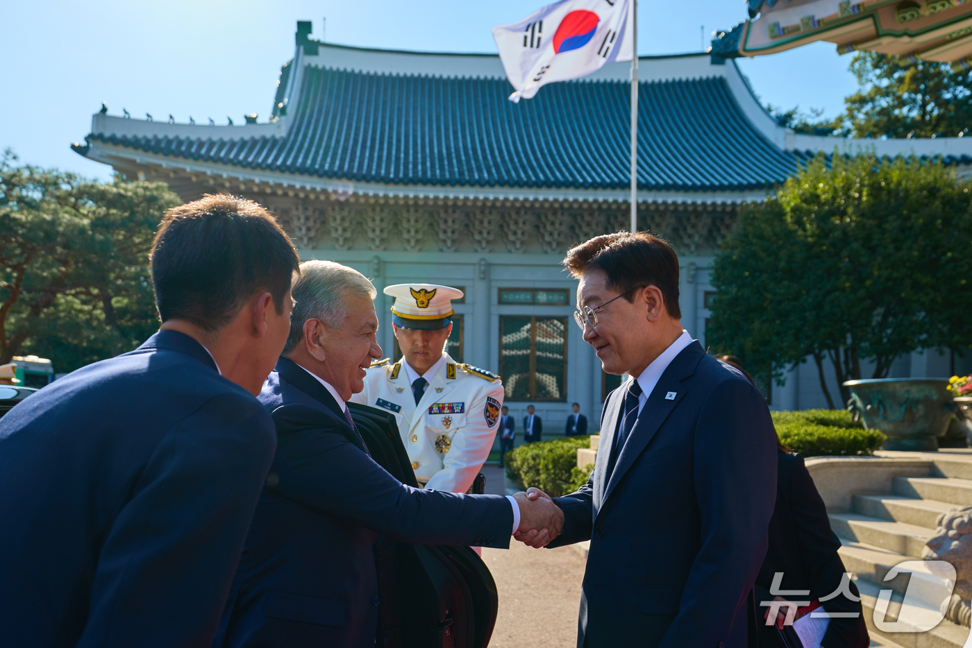 (서울=뉴스1) 이재명 기자 = 이재명 대통령이 14일 청와대에서 국빈 방한한 샤브카트 미르지요예프 우즈베키스탄 대통령을 영접하고 있다. (청와대 제공. 재판매 및 DB 금지) 2 …