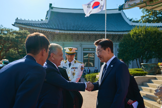 샤브카트 미르지요예프 우즈베키스탄 대통령 영접하는 이재명 대통령