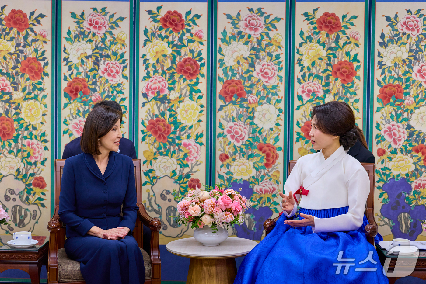 (서울=뉴스1) 허경 기자 = 김혜경 여사와 우즈베키스탄 대통령 부인 지로아트 미르지요예바 여사가 14일 서울 종로구 국립고궁박물관을 방문해 대화하고 있다.  (청와대 제공. 재판 …