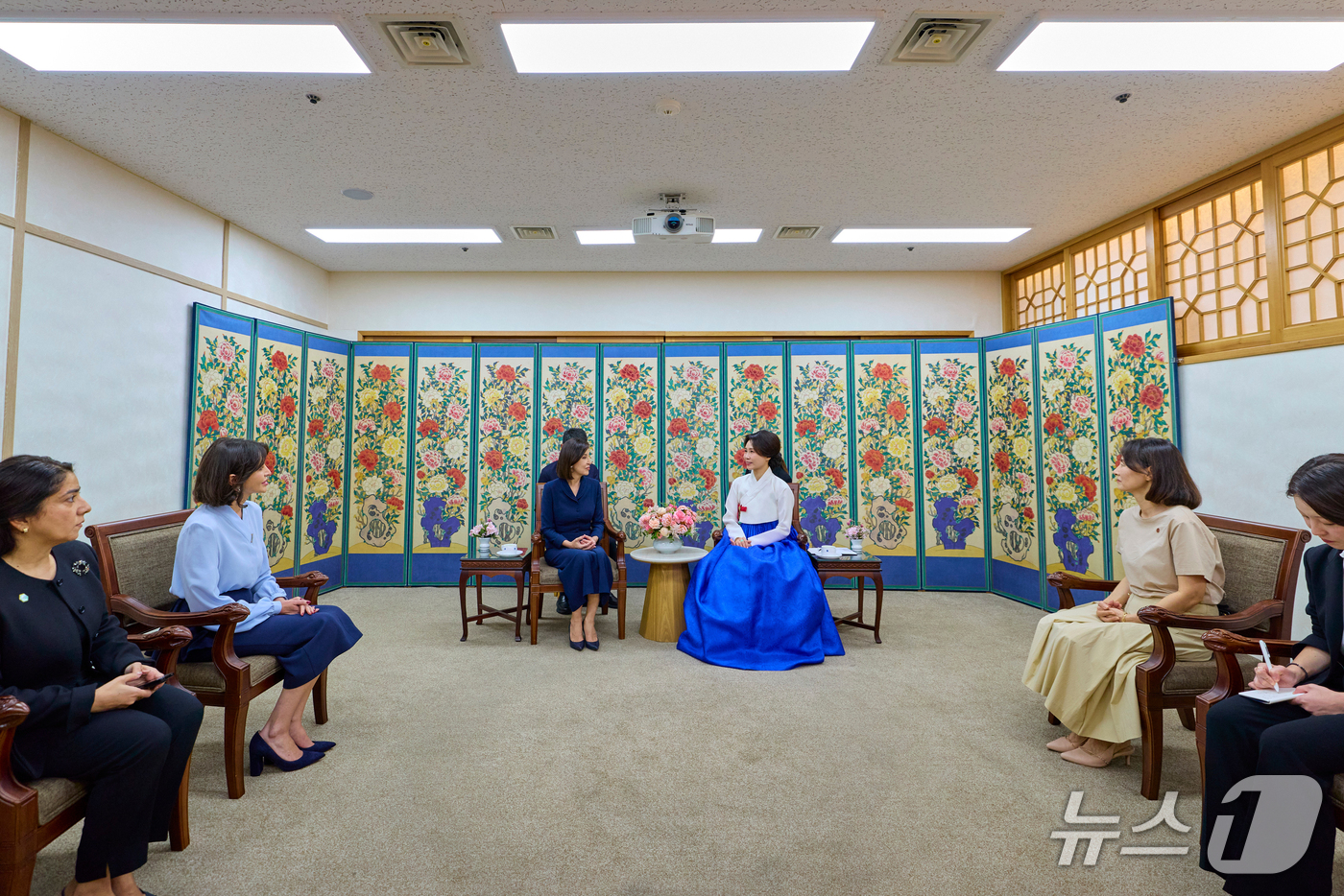 (서울=뉴스1) 허경 기자 = 김혜경 여사와 우즈베키스탄 대통령 부인 지로아트 미르지요예바 여사가 14일 서울 종로구 국립고궁박물관을 방문해 대화하고 있다.  (청와대 제공. 재판 …