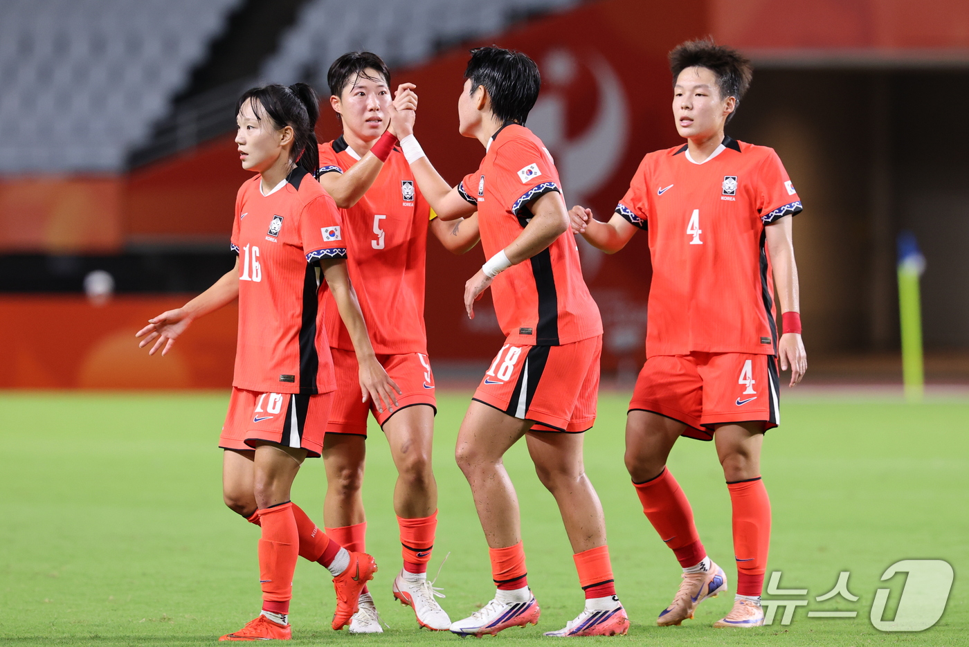 (오사카=뉴스1) 안은나 기자 = 14일 오후 일본 오사카 나가이스타디움에서 열린 2026 아이치·나고야 아시안게임 여자축구 예선 F조 대한민국과 미얀마의 경기, 대한민국 김민지가 …