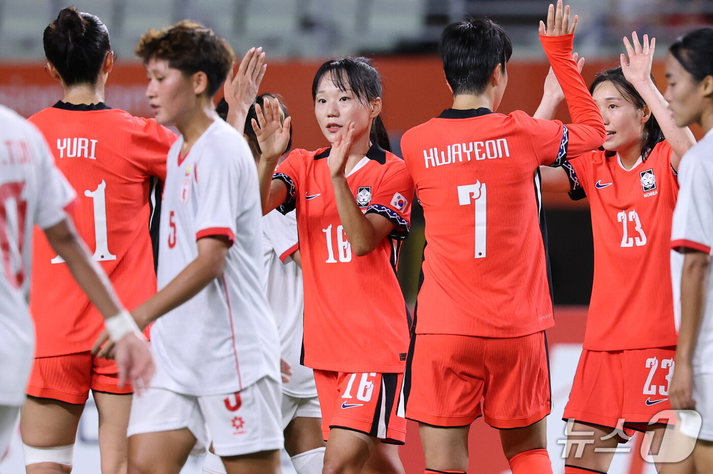 본문 이미지 - 14일 오후 일본 오사카 나가이스타디움에서 열린 2026 아이치·나고야 아시안게임 여자축구 예선 F조 대한민국과 미얀마의 경기, 대한민국 장슬기가 골을 넣은 뒤 동료들과 기뻐하고 있다. 2026.9.14 ⓒ 뉴스1 안은나 기자