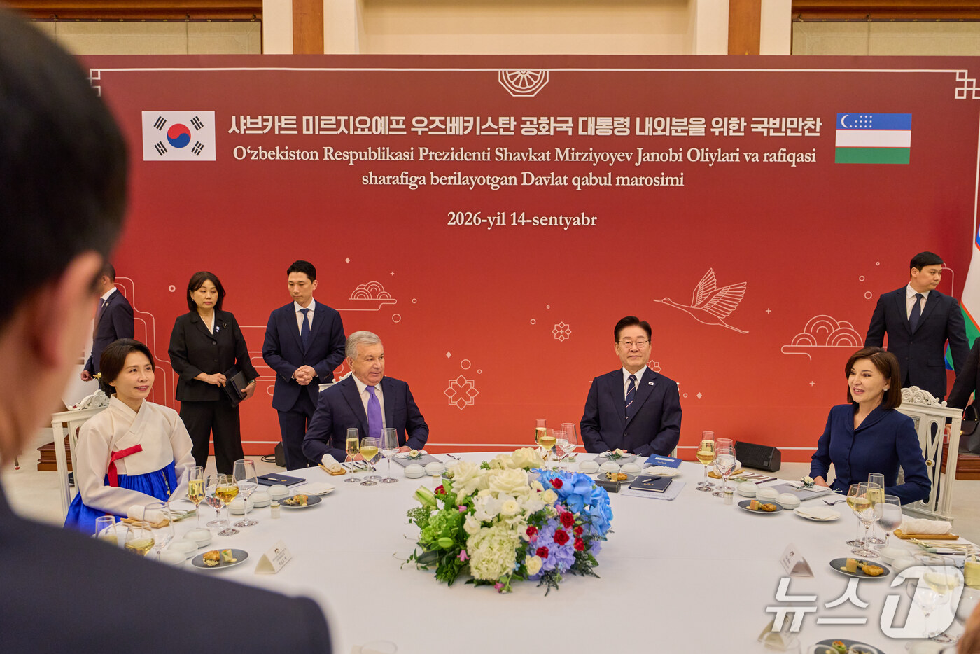 (서울=뉴스1) 이재명 기자 = 이재명 대통령과 김혜경 여사, 샤브카트 미르지요예프 우즈베키스탄 대통령과 지로아트 미르지요예바 여사가 14일 청와대에서 열린 국빈 만찬에 참석해 있 …