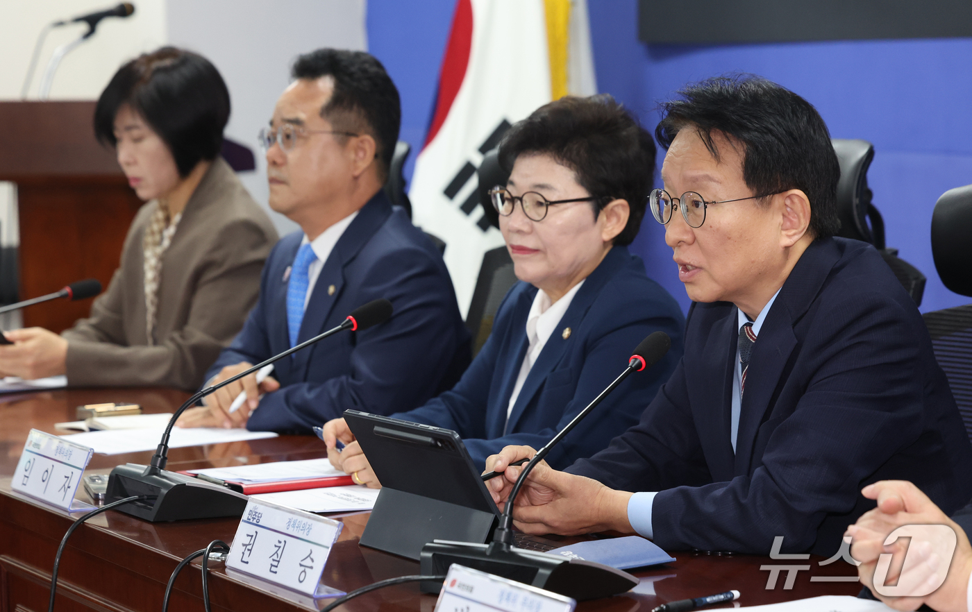 (서울=뉴스1) 황기선 기자 = 권칠승 더불어민주당 정책위의장이 15일 오전 서울 여의도 국회 의원회관에서 열린 '더불어민주당-국민의힘 민생정책 연석회의'에서 발언을 하고 있다. …