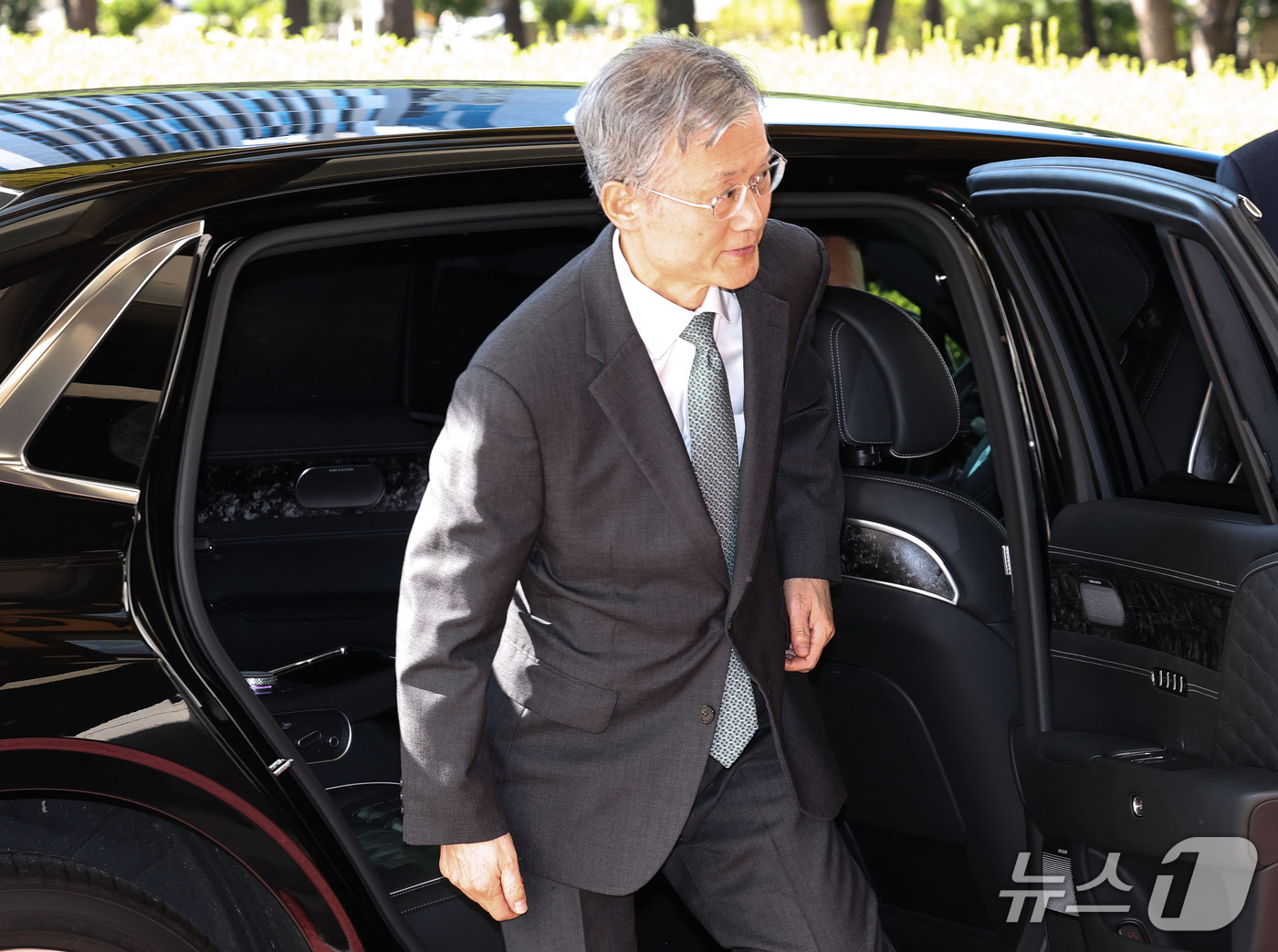 (서울=뉴스1) 이종수 기자 = 조희대 대법원장이 15일 오전 서울 서초구 대법원 청사로 출근하고 있다. 2026.9.15/뉴스1