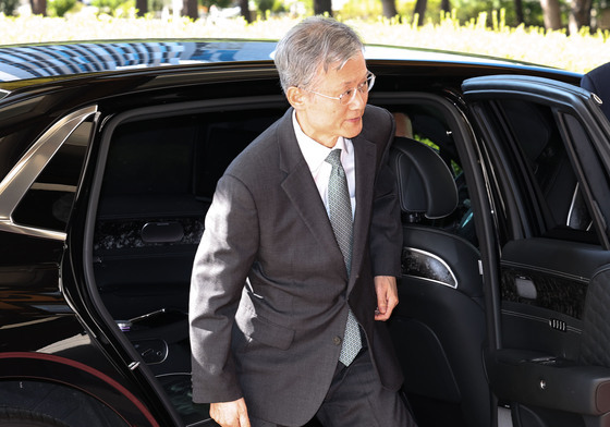 출근하는 조희대 대법원장