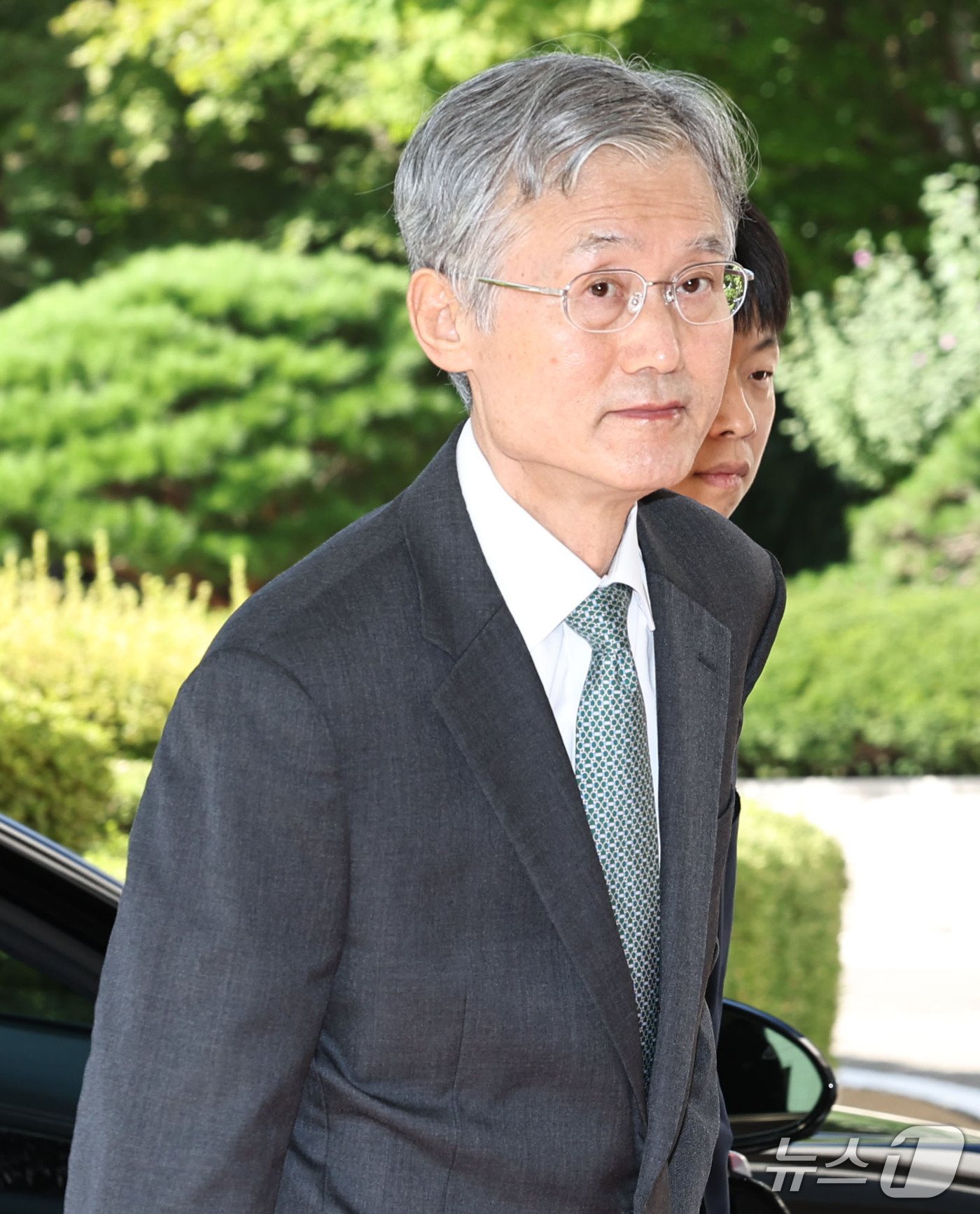 (서울=뉴스1) 이종수 기자 = 조희대 대법원장이 15일 오전 서울 서초구 대법원 청사로 출근하고 있다. 2026.9.15/뉴스1