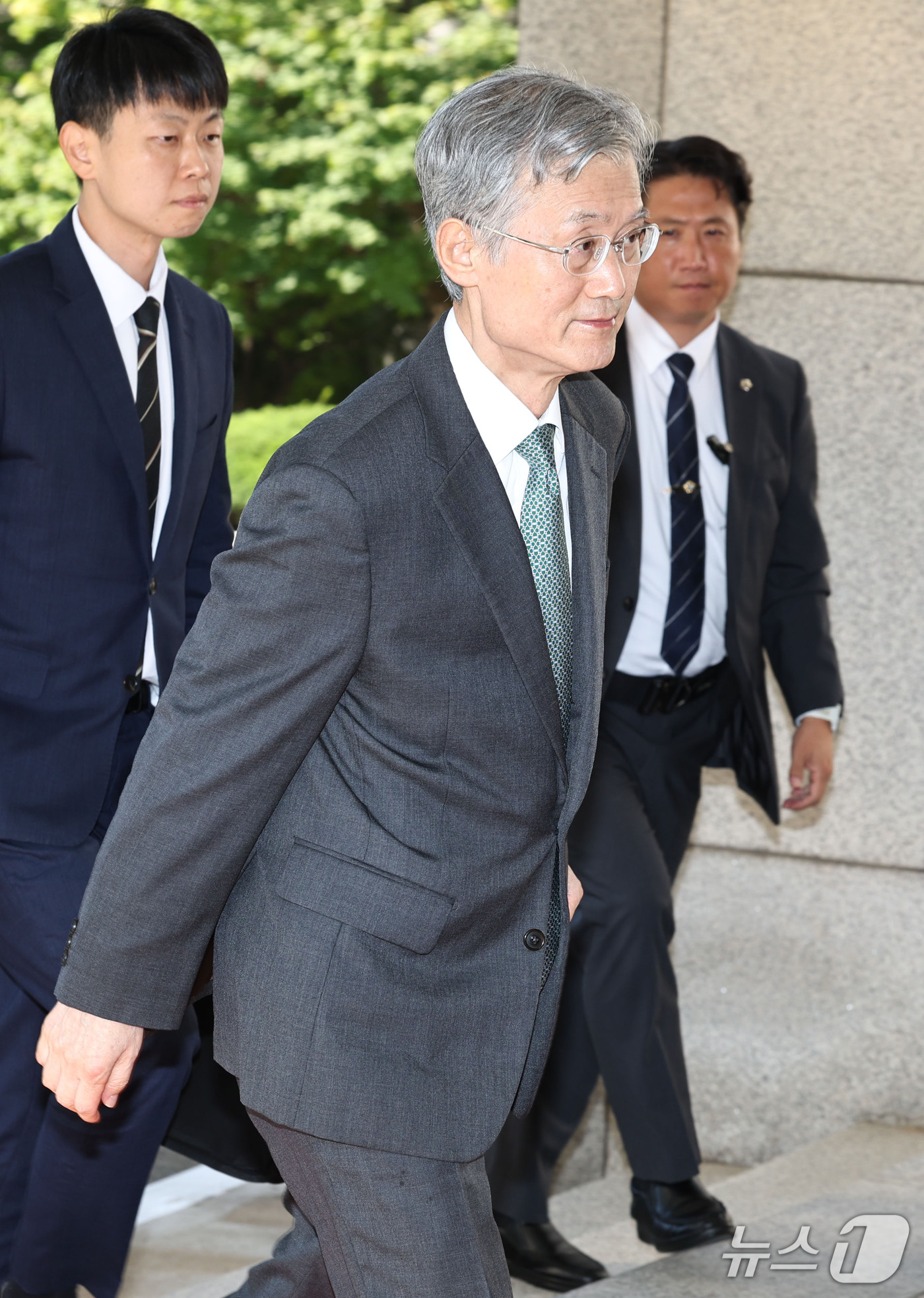 (서울=뉴스1) 이종수 기자 = 조희대 대법원장이 15일 오전 서울 서초구 대법원 청사로 출근하고 있다. 2026.9.15/뉴스1