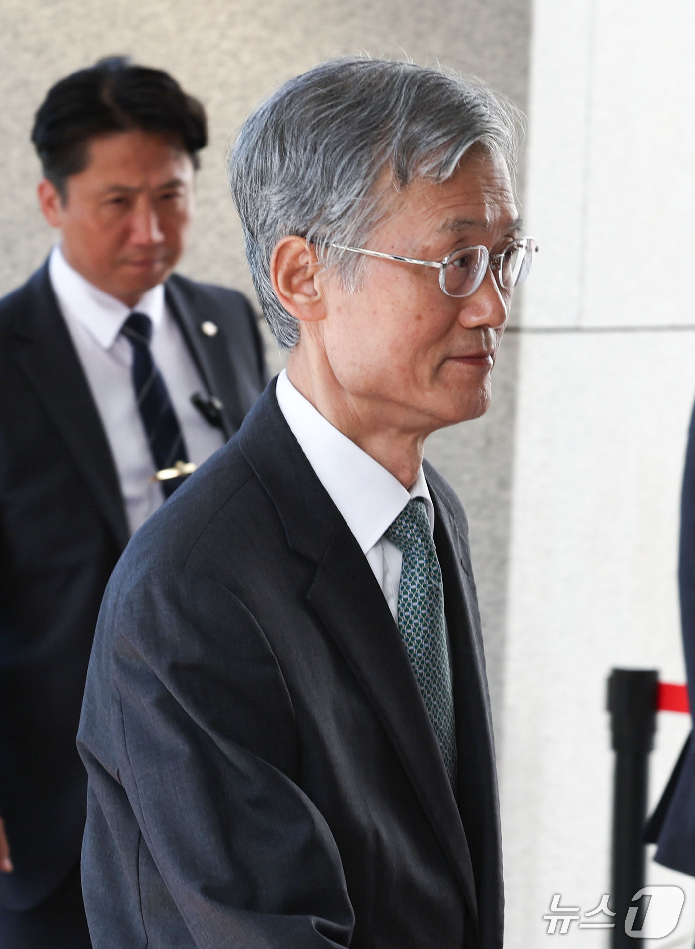 (서울=뉴스1) 이종수 기자 = 조희대 대법원장이 15일 오전 서울 서초구 대법원 청사로 출근하고 있다. 2026.9.15/뉴스1