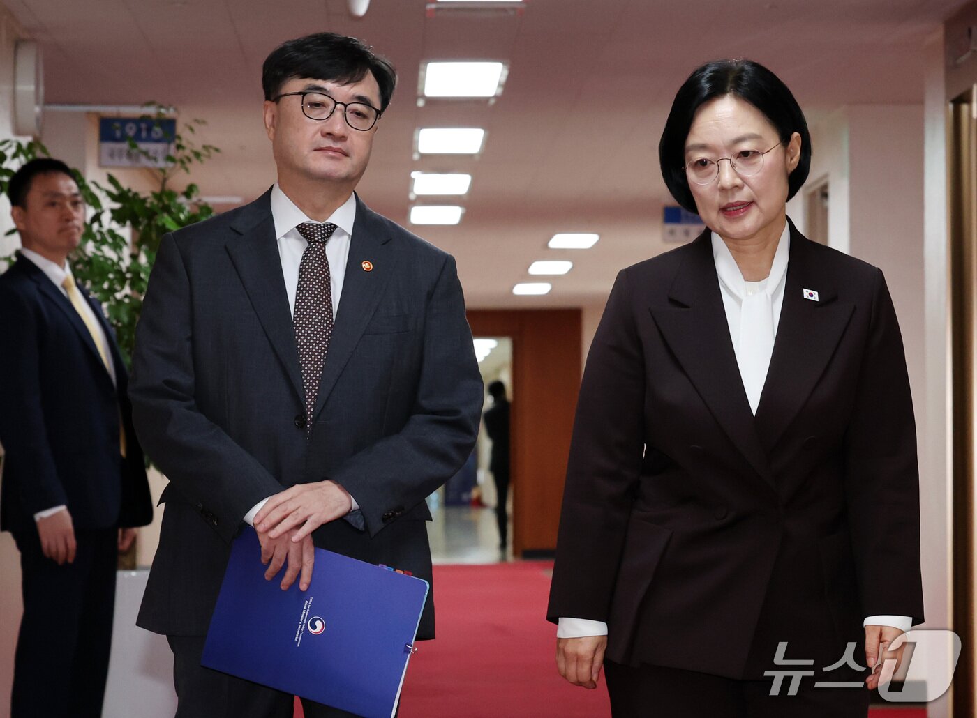 본문 이미지 - 한성숙 국무총리가 15일 서울 종로구 정부서울청사에서 열린 국무회의에 입장하고 있다. 2026.9.15 ⓒ 뉴스1 이종덕 기자