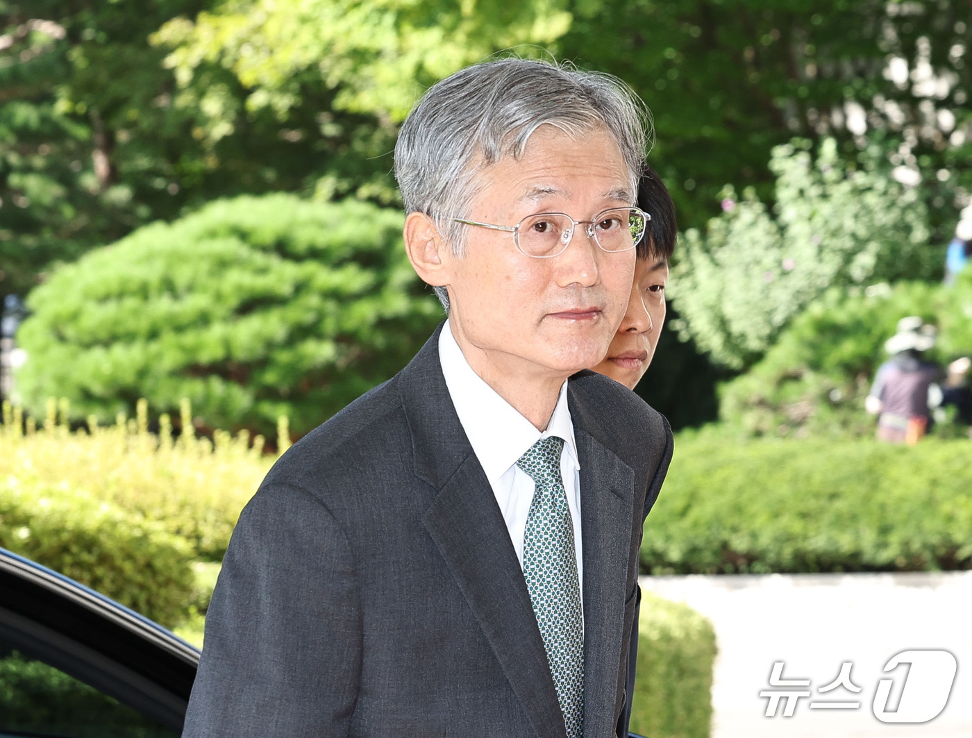 (서울=뉴스1) 이종수 기자 = 조희대 대법원장이 15일 오전 서울 서초구 대법원 청사로 출근하고 있다. 2026.9.15/뉴스1