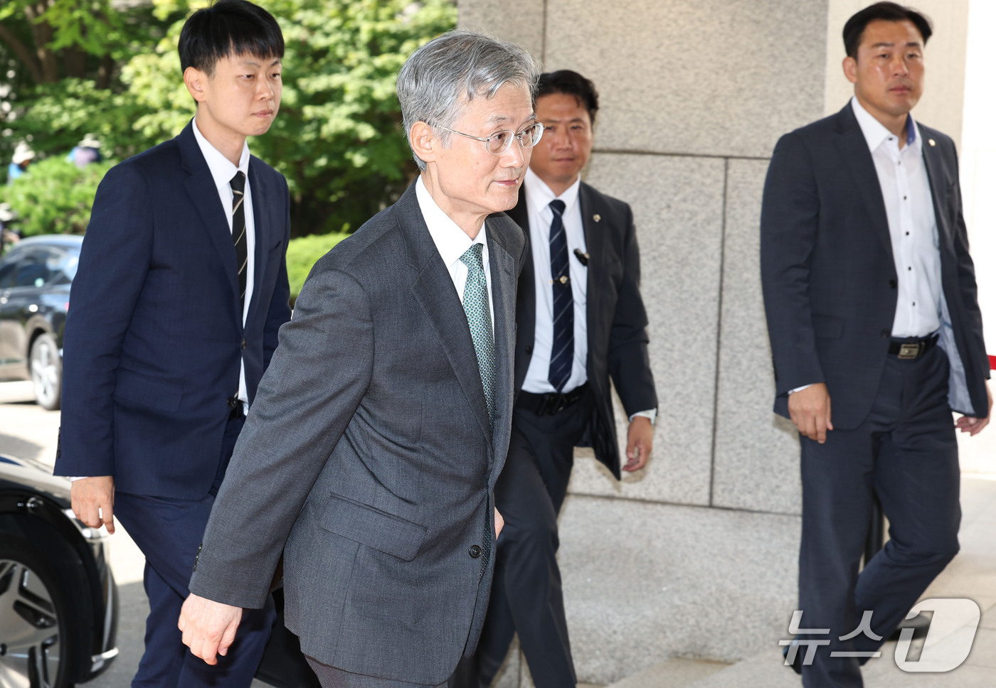 (서울=뉴스1) 이종수 기자 = 조희대 대법원장이 15일 오전 서울 서초구 대법원 청사로 출근하고 있다. 2026.9.15/뉴스1
