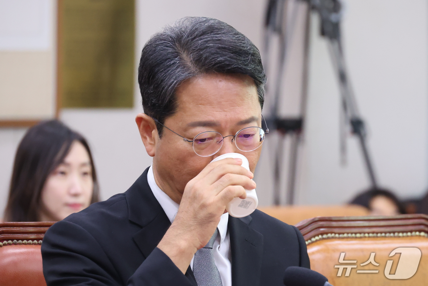(서울=뉴스1) 신웅수 기자 = 김승원 법무부 장관 후보자가 15일 서울 여의도 국회 법제사법위원회에서 열린 인사청문회에 앞서 물을 마시고 있다. 2026.9.15/뉴스1