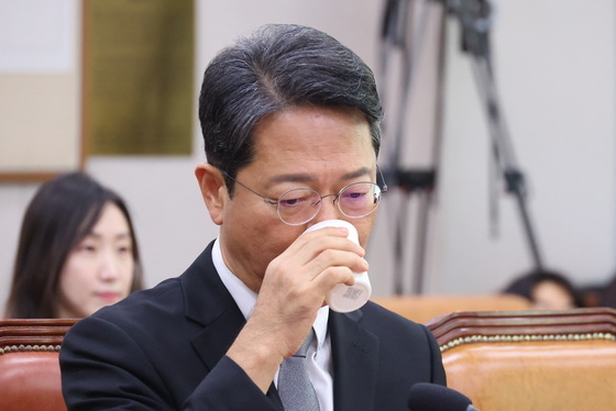 인사청문회 전 목 축이는 김승원 법무장관 후보자
