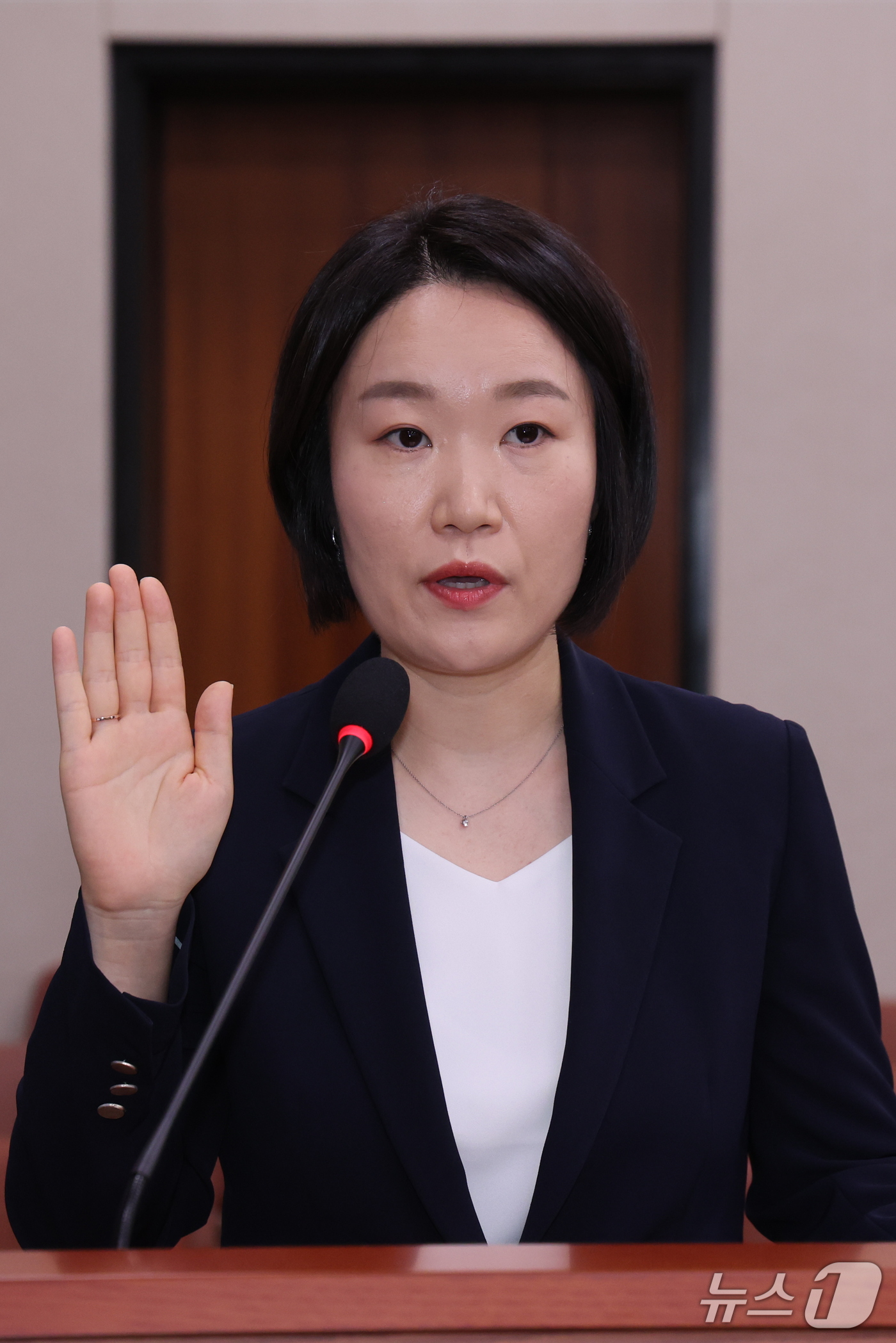 (서울=뉴스1) 황기선 기자 = 이소영 중소벤처기업부 장관 후보자가 15일 오전 서울 여의도 국회 산업통상자원중소벤처기업위원회에서 열린 인사청문회에서 선서를 하고 있다. 2026. …