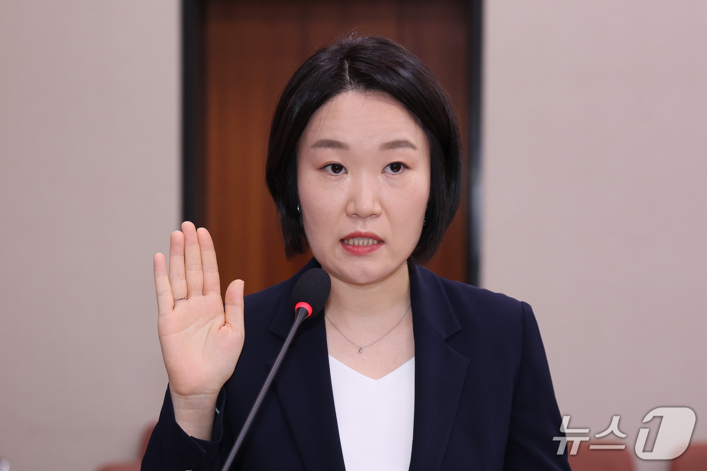 (서울=뉴스1) 황기선 기자 = 이소영 중소벤처기업부 장관 후보자가 15일 오전 서울 여의도 국회 산업통상자원중소벤처기업위원회에서 열린 인사청문회에서 선서를 하고 있다. 2026. …
