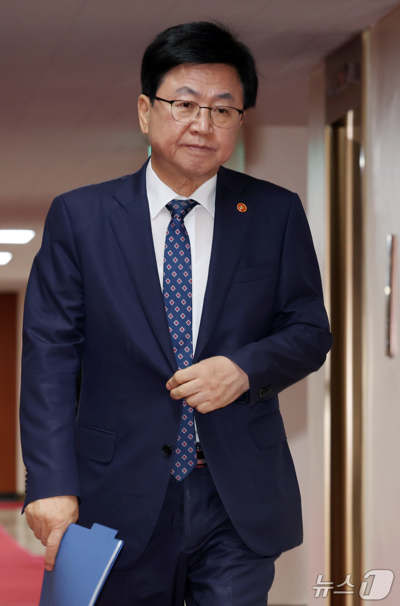 (서울=뉴스1) 이종덕 기자 = 최교진 교육부장관이 15일 서울 종로구 정부서울청사에서 열린 국무회의에 참석하고 있다. 2026.9.15/뉴스1