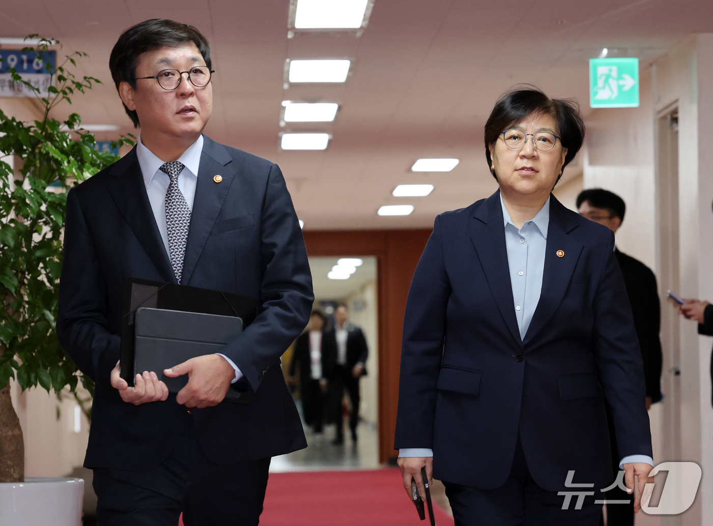 (서울=뉴스1) 이종덕 기자 = 최휘영 문화체육관광부장관과 정은경 보건복지부장관이 15일 서울 종로구 정부서울청사에서 열린 국무회의에 참석하고 있다. 2026.9.15/뉴스1