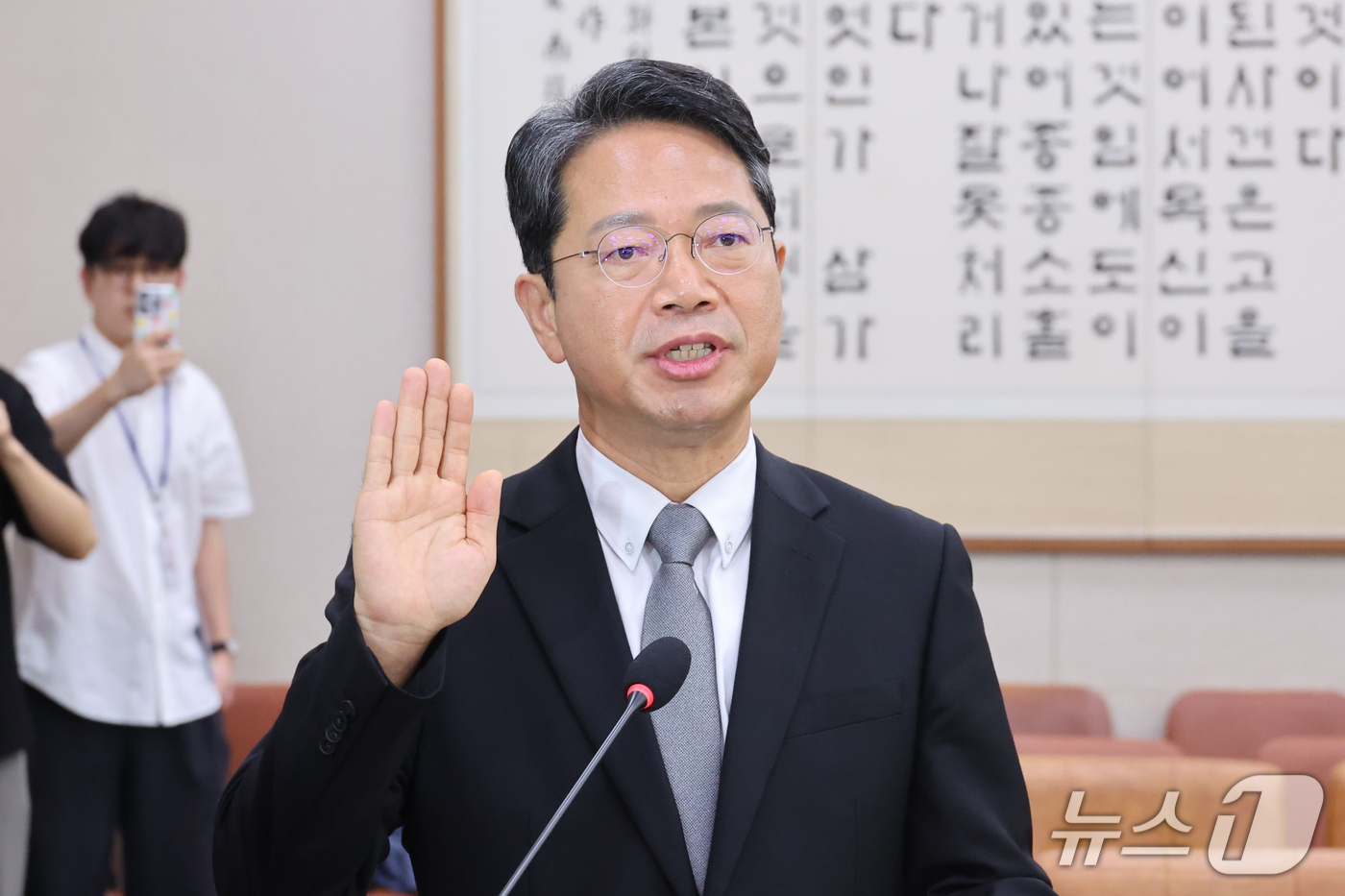 (서울=뉴스1) 신웅수 기자 = 김승원 법무부 장관 후보자가 15일 서울 여의도 국회 법제사법위원회에서 열린 인사청문회에서 선서를 하고 있다. 2026.9.15/뉴스1