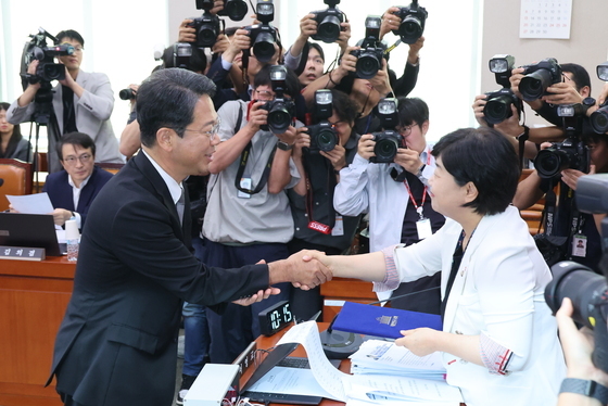 인사청문회 선서문 제출하는 김승원 법무장관 후보자