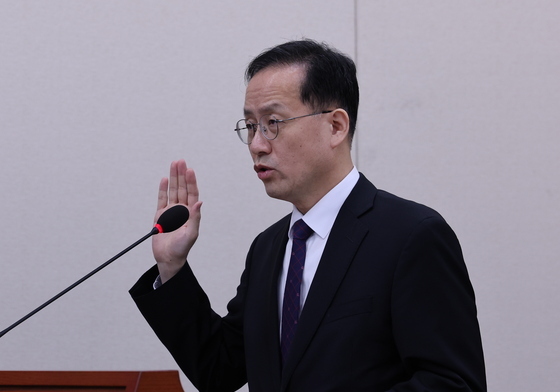인사청문회 선서하는 이형일 부총리 겸 재정경제부 장관 후보자