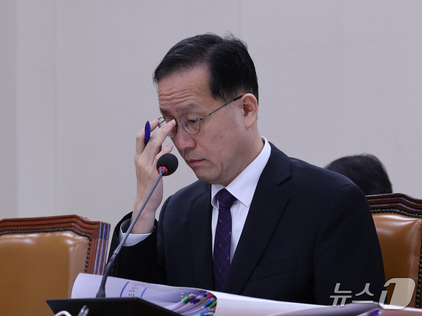 본문 이미지 - 이형일 경제부총리 겸 재정경제부 장관 후보자가 15일 서울 여의도 국회 재정경제기획위원회에서 열린 인사청문회에서 자료를 살펴보고 있다. 2026.9.15 ⓒ 뉴스1 박지혜 기자