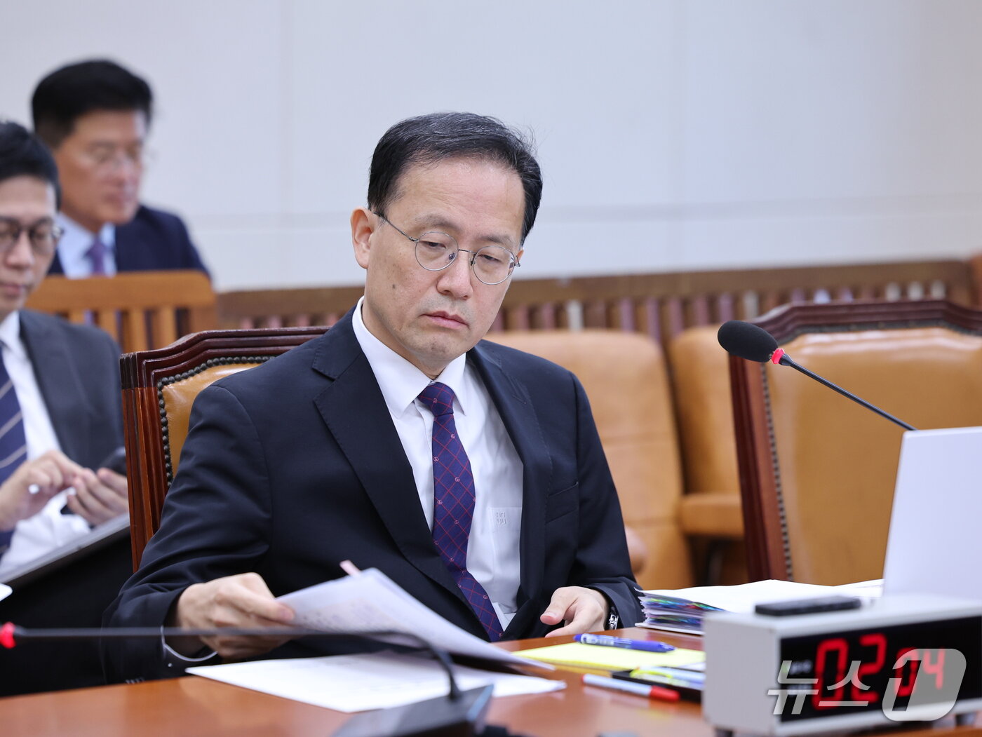 본문 이미지 - 이형일 경제부총리 겸 재정경제부 장관 후보자가 15일 서울 여의도 국회 재정경제기획위원회에서 열린 인사청문회에서 자료를 살펴보고 있다. 2026.9.15 ⓒ 뉴스1 박지혜 기자
