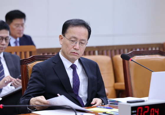 인사청문회서 자료 살펴보는 이형일 경제부총리 후보자