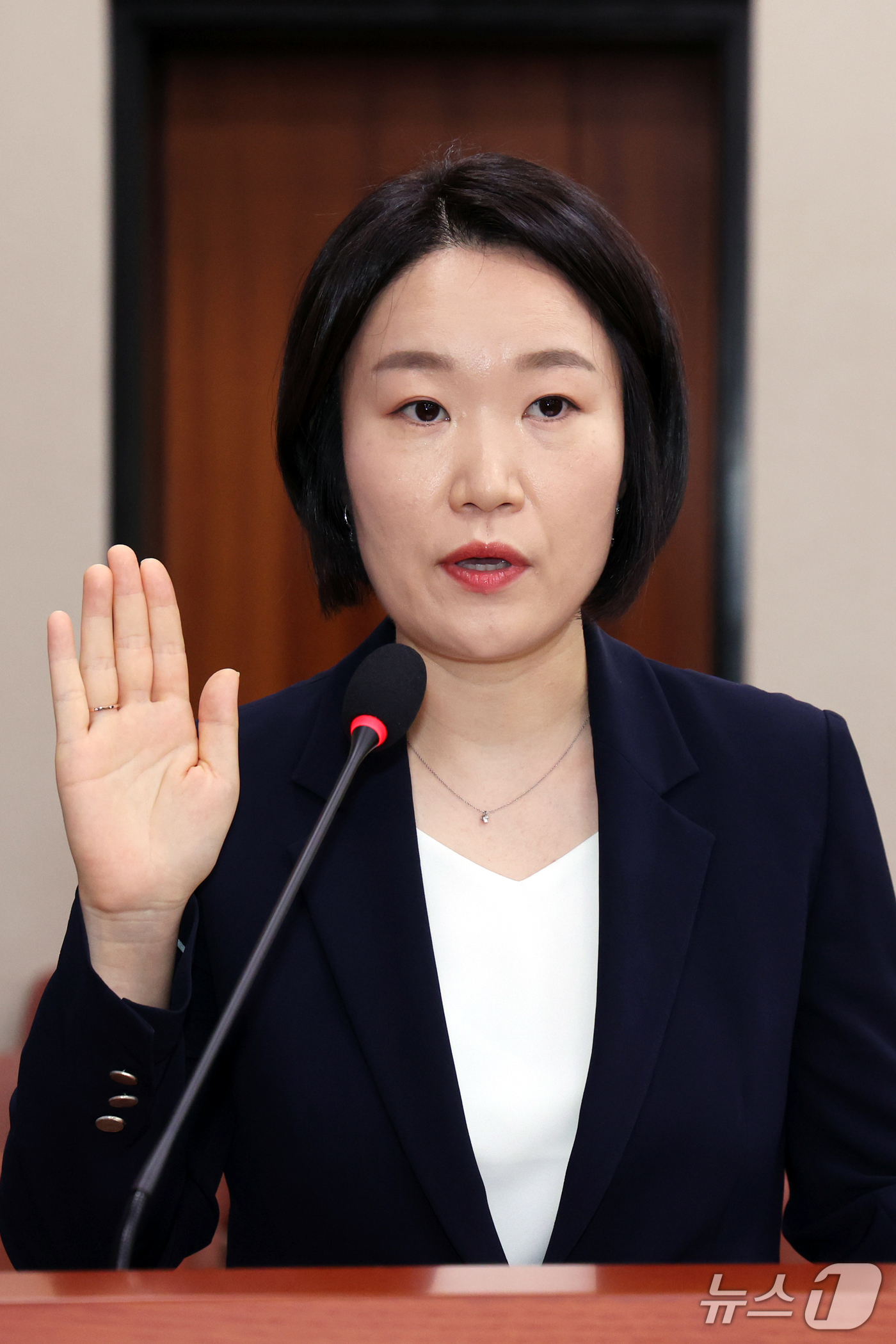 (서울=뉴스1) 황기선 기자 = 이소영 중소벤처기업부 장관 후보자가 15일 오전 서울 여의도 국회 산업통상자원중소벤처기업위원회에서 열린 인사청문회에서 선서를 하고 있다.  2026 …