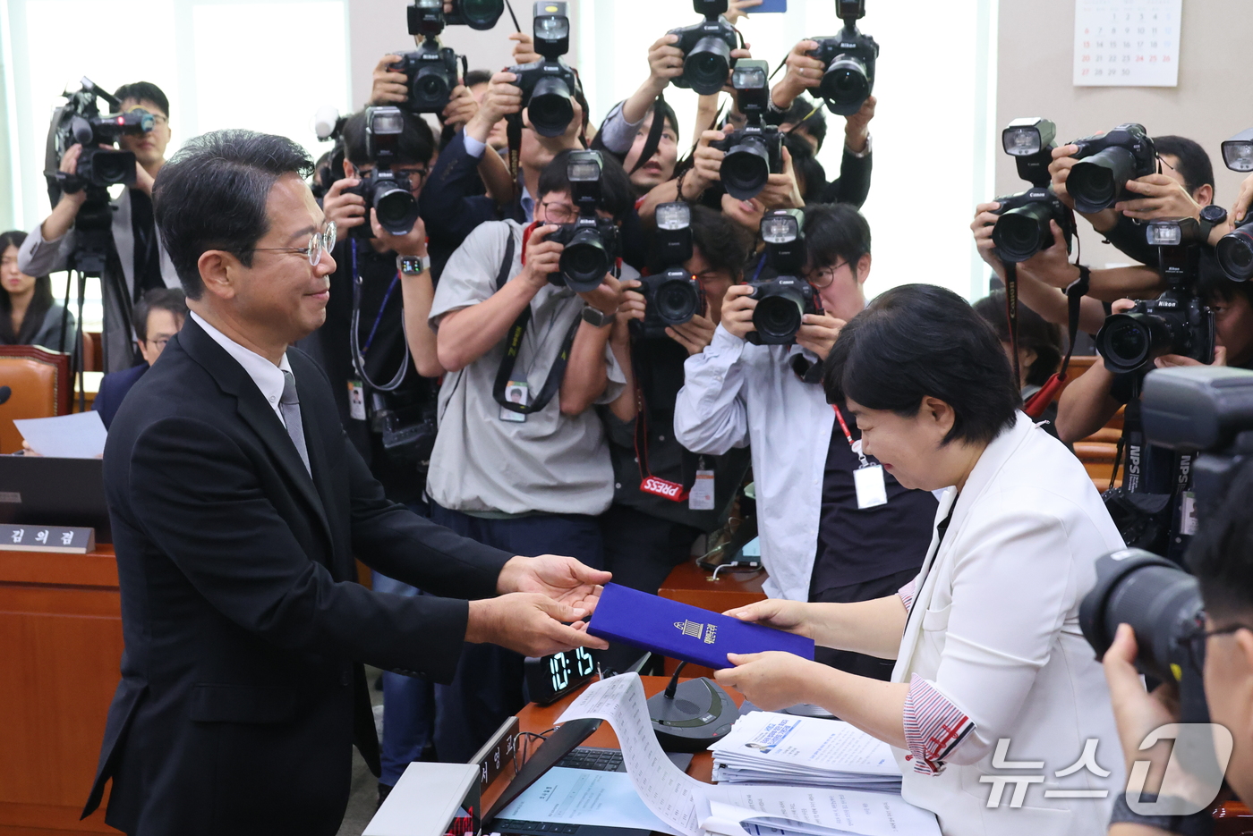 (서울=뉴스1) 신웅수 기자 = 김승원 법무부 장관 후보자가 15일 서울 여의도 국회 법제사법위원회에서 열린 인사청문회에서 서영교 위원장에게 선서문을 제출하고 있다. 2026.9. …