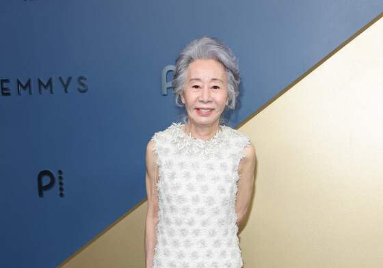 윤여정, 美 에미상 불발됐지만 시상식 참석…우아한 드레스 자태