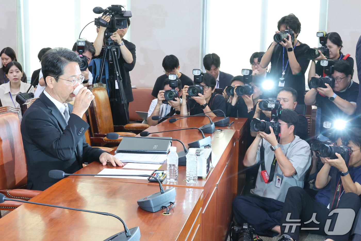 (서울=뉴스1) 신웅수 기자 = 김승원 법무부 장관 후보자가 15일 서울 여의도 국회 법제사법위원회에서 열린 인사청문회에서 목를 축이고 있다. 2026.9.15/뉴스1