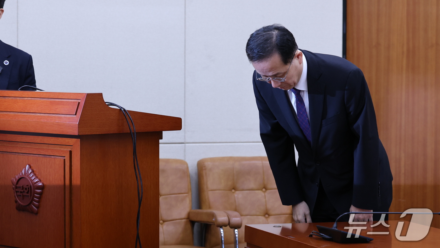 (서울=뉴스1) 박지혜 기자 = 이형일 경제부총리 겸 재정경제부 장관 후보자가 15일 서울 여의도 국회 재정경제기획위원회에서 열린 인사청문회에서 인사하고 있다. 2026.9.15/ …