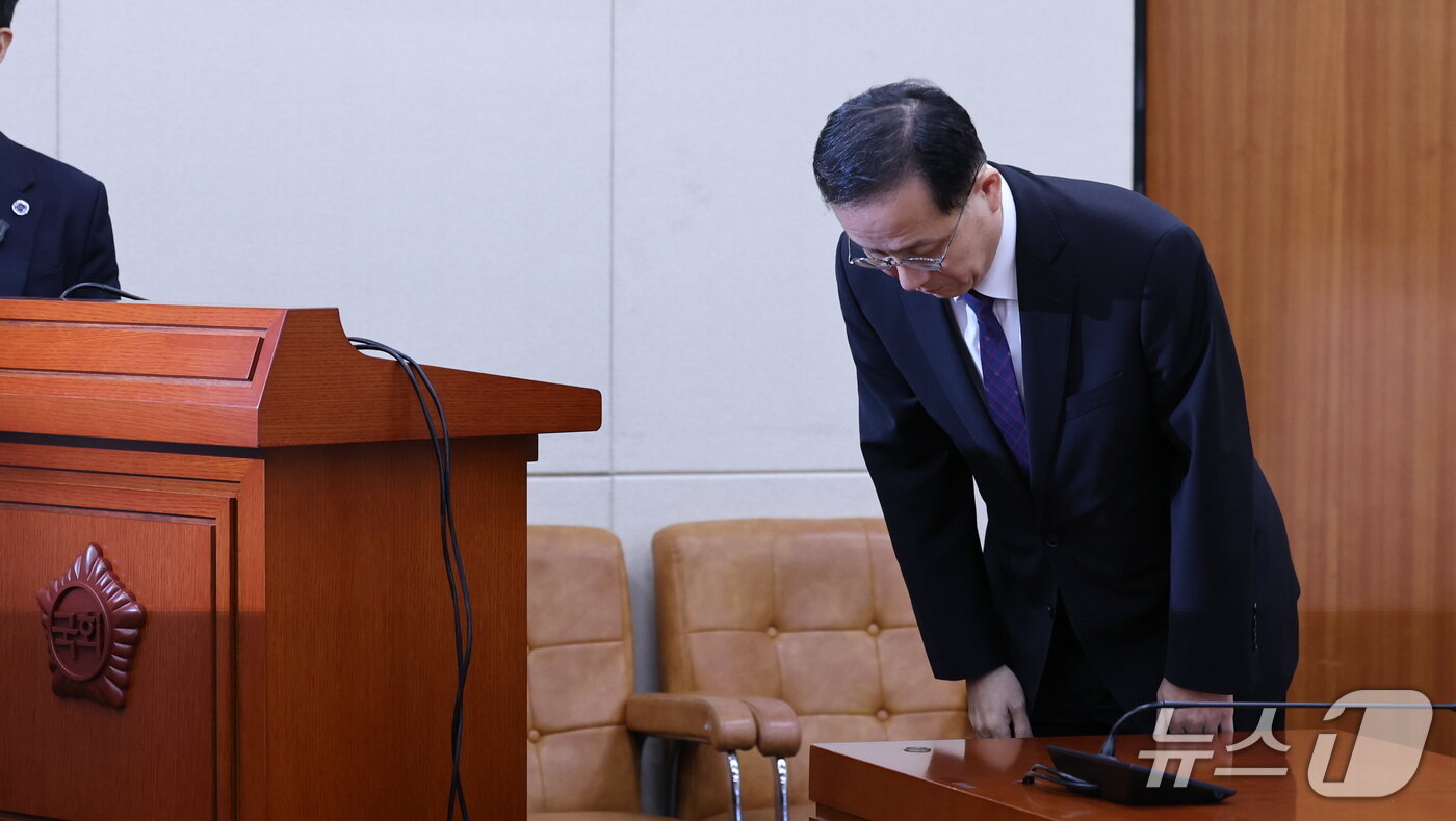 본문 이미지 - 이형일 경제부총리 겸 재정경제부 장관 후보자가 15일 서울 여의도 국회 재정경제기획위원회에서 열린 인사청문회에서 인사하고 있다. 2026.9.15 ⓒ 뉴스1 박지혜 기자