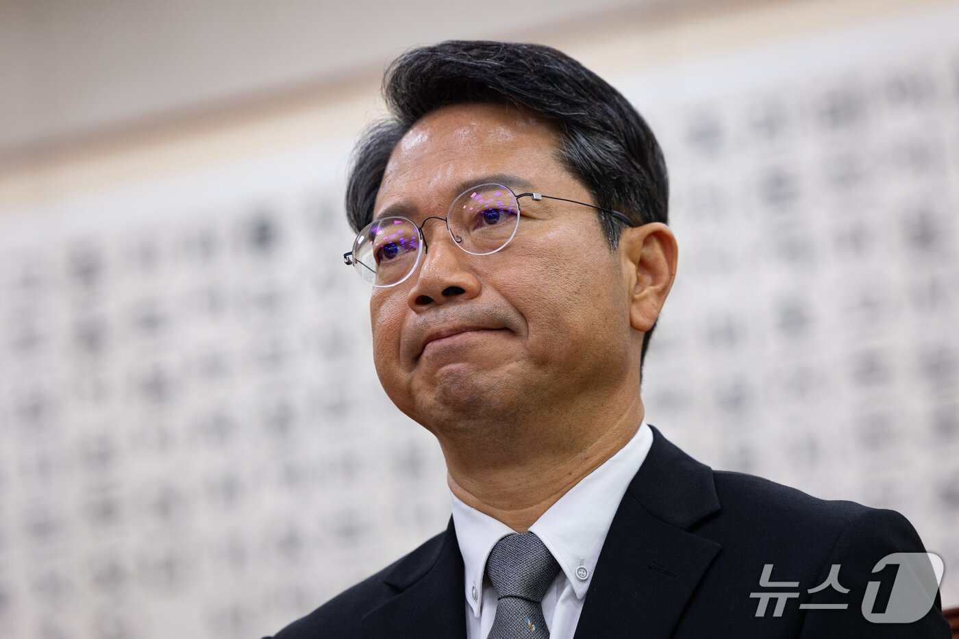 본문 이미지 - 김승원 법무부 장관 후보자가 15일 서울 여의도 국회 법제사법위원회에서 열린 인사청문회에 출석해 굳은 표정을 짓고 있다. 2026.9.15 ⓒ 뉴스1 유승관 기자