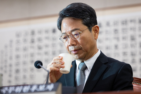 긴장한 표정의 김승원 법무부 장관 후보자
