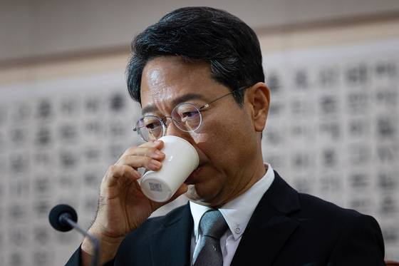 물 마시는 김승원 법무부 장관 후보자