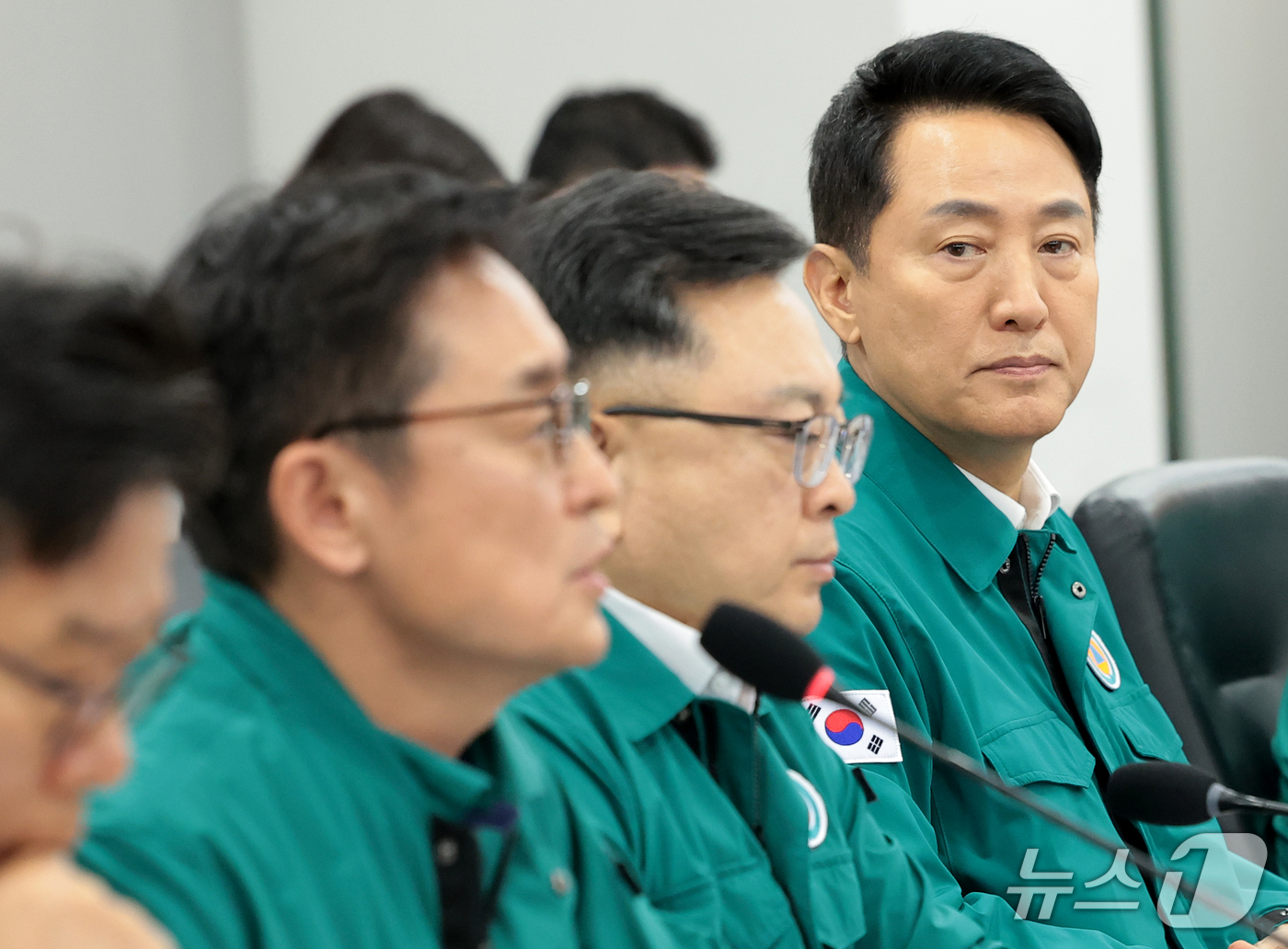 (서울=뉴스1) 권현진 기자 = 오세훈 서울시장(오른쪽)이 15일 오전 서울 중구 서울시청 기획상황실에서 열린 시내버스 파업 관련 긴급 대책회의에 참석해 여장권 서울시 교통실장으로 …