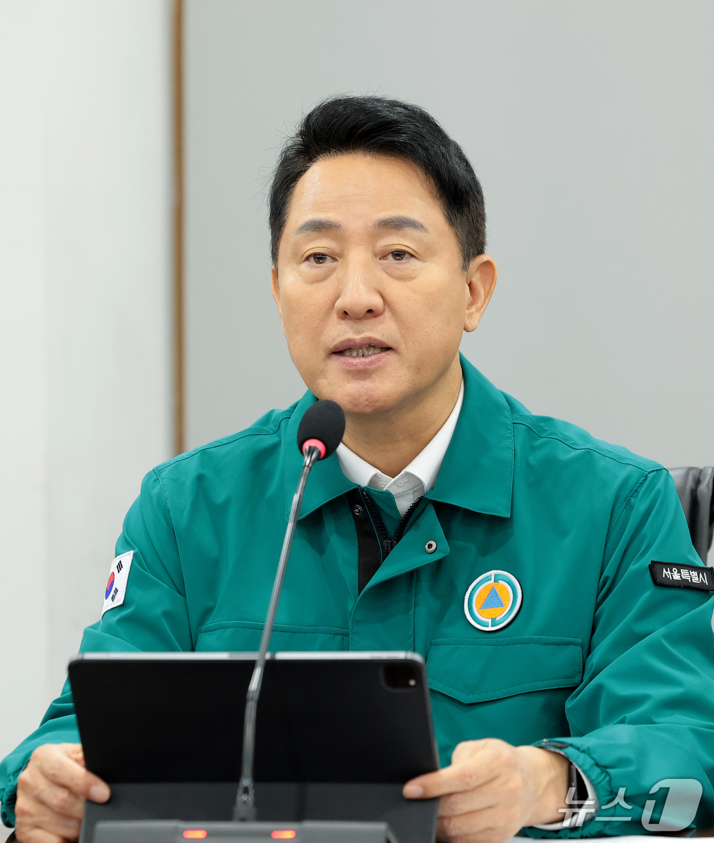 (서울=뉴스1) 권현진 기자 = 오세훈 서울시장이 15일 오전 서울 중구 서울시청 기획상황실에서 열린 시내버스 파업 관련 긴급 대책회의에 참석해 모두발언을 하고 있다. 2026.9 …