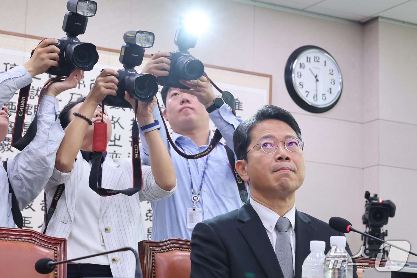 (서울=뉴스1) 신웅수 기자 = 김승원 법무부 장관 후보자가 15일 서울 여의도 국회 법제사법위원회에서 열린 인사청문회에서 생각에 잠겨 있다. 2026.9.15/뉴스1