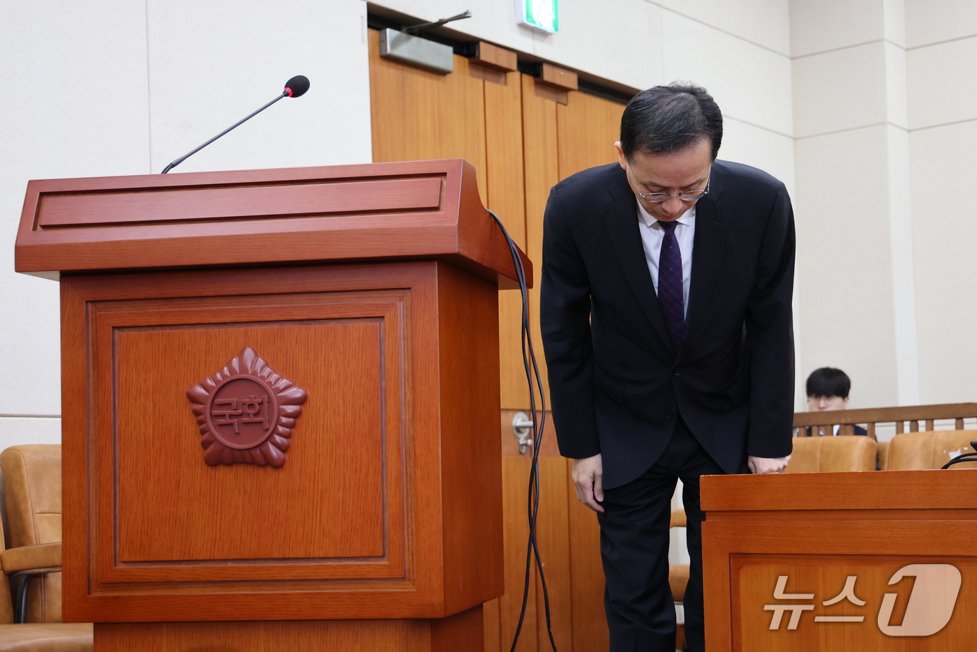(서울=뉴스1) 박지혜 기자 = 이형일 경제부총리 겸 재정경제부 장관 후보자가 15일 서울 여의도 국회 재정경제기획위원회에서 열린 인사청문회에서 인사하고 있다. 2026.9.15/ …