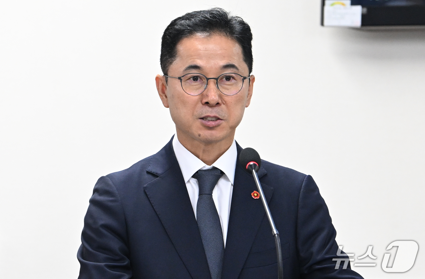 (제주=뉴스1) 오미란 기자 = 김도영 제주특별자치도개발공사 사장 후보자가 15일 오전 제주특별자치도 제주도의회에서 열린 인사청문회에서 모두발언을 하고 있다. (제주도의회 제공, …