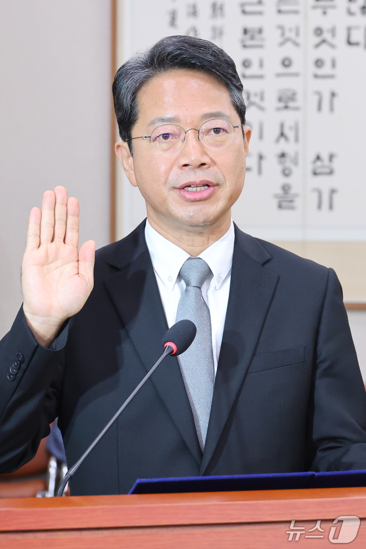(서울=뉴스1) 신웅수 기자 = 김승원 법무부 장관 후보자가 15일 서울 여의도 국회 법제사법위원회에서 열린 인사청문회에서 선서를 하고 있다. 2026.9.15/뉴스1