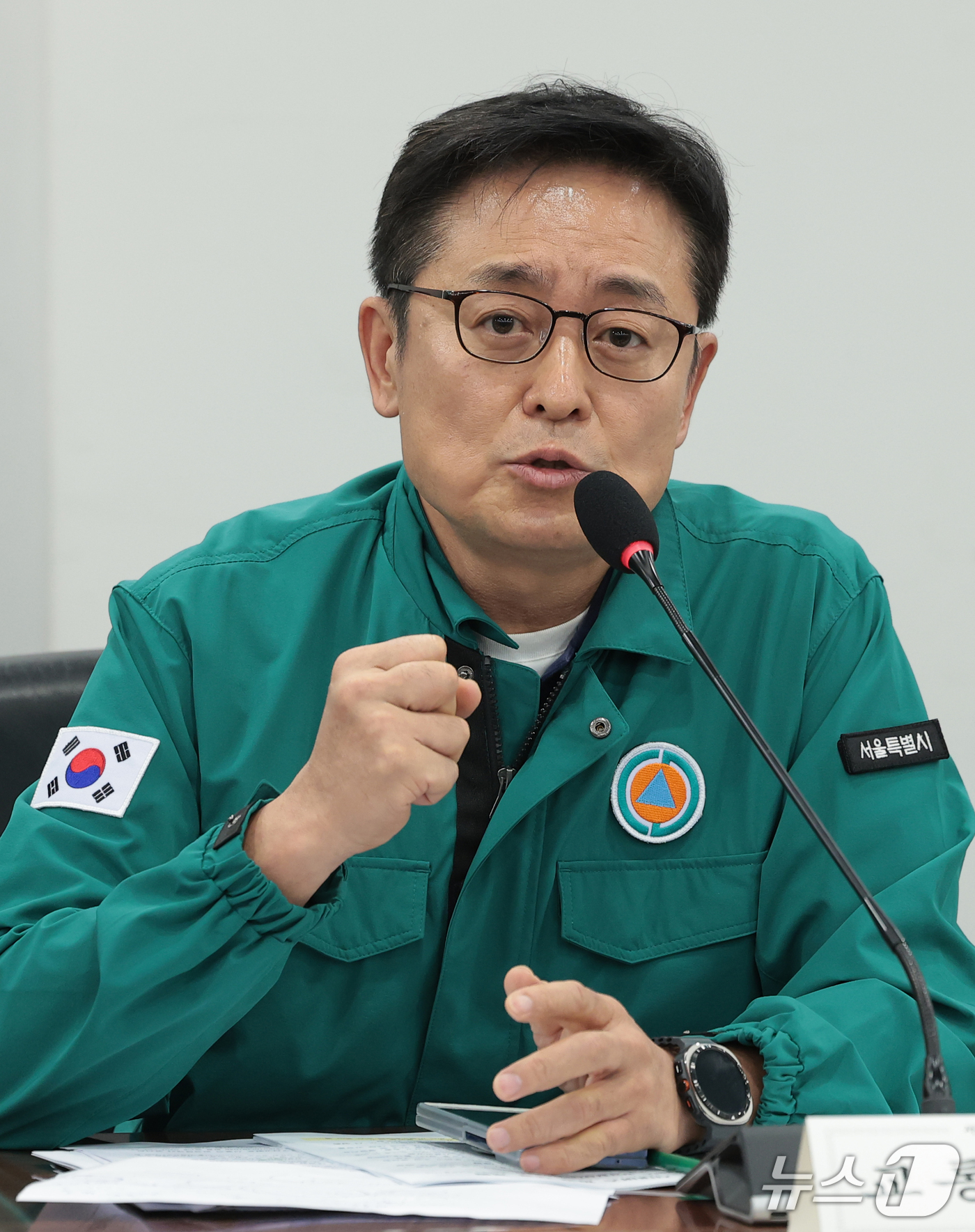(서울=뉴스1) 권현진 기자 = 여장권 서울시 교통실장이 15일 오전 서울 중구 서울시청 기획상황실에서 열린 시내버스 파업 관련 긴급 대책회의에 참석해 발언하고 있다. 2026.9 …