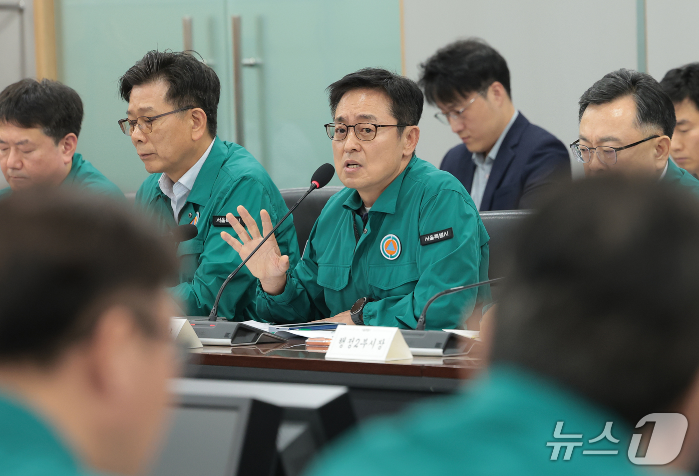 (서울=뉴스1) 권현진 기자 = 여장권 서울시 교통실장이 15일 오전 서울 중구 서울시청 기획상황실에서 열린 시내버스 파업 관련 긴급 대책회의에 참석해 발언하고 있다. 2026.9 …