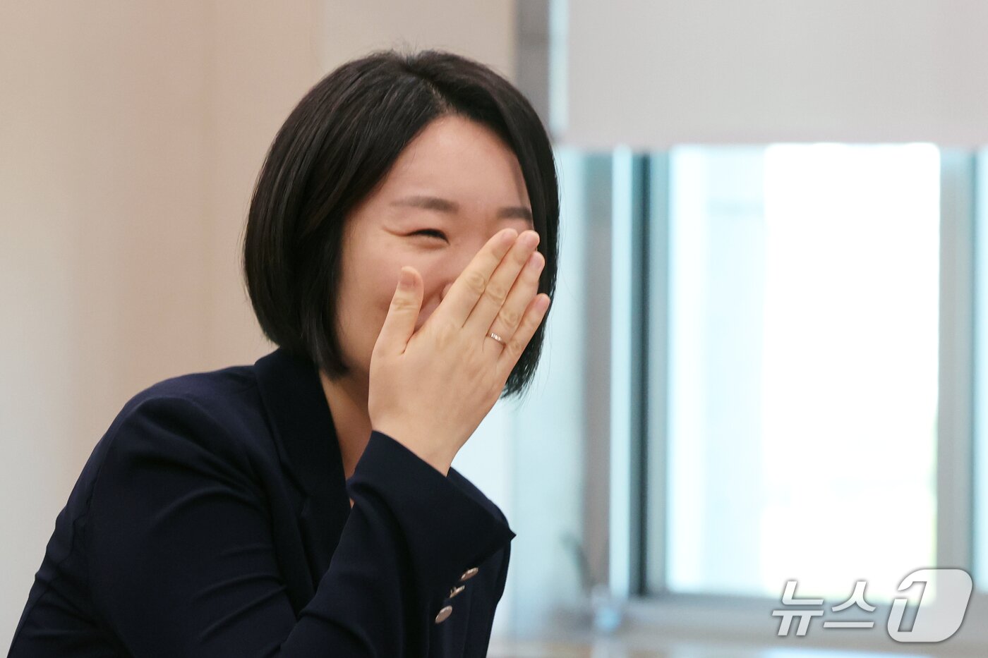 본문 이미지 - 이소영 중소벤처기업부 장관 후보자가 15일 오전 서울 여의도 국회 산업통상자원중소벤처기업위원회에서 열린 인사청문회에 출석하며 미소를 보이고 있다. 2026.9.15 ⓒ 뉴스1 황기선 기자