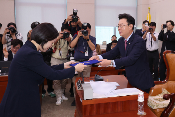 선서문 전달하는 이소영 후보자
